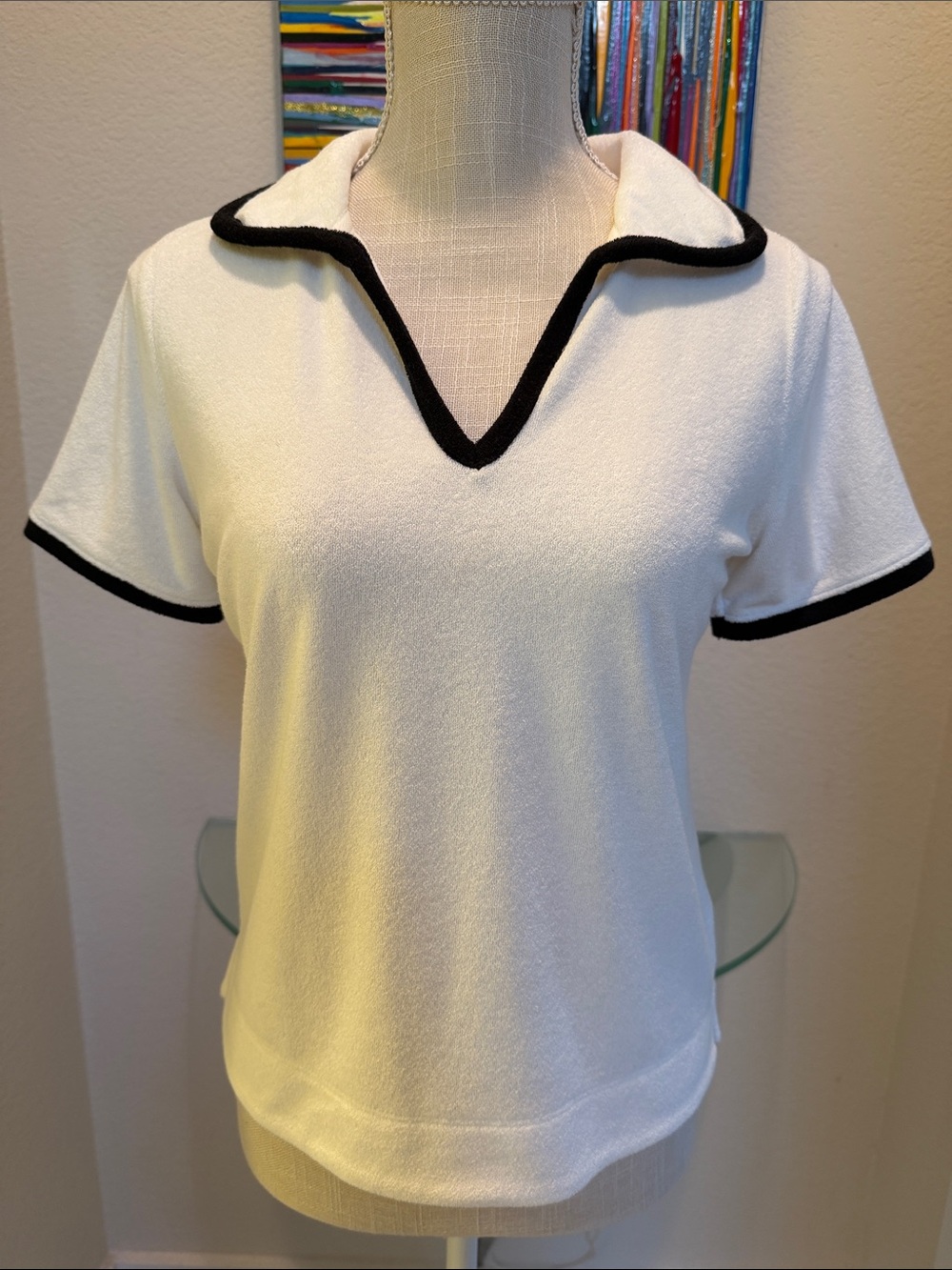 Evereve White Short Sleeve Tee with Black Trim Collar and Cuffs